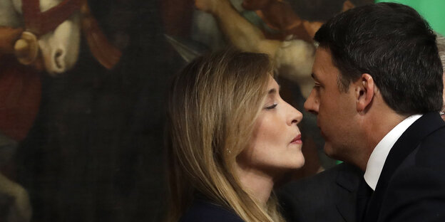 Ex-Ministerpräsident Matteo Renzi gibt Maria Elena Boschi in einer öffentlichen Situation einen Kuss Ex-Ministerpräsident Matteo Renzi gibt Maria Elena Boschi in einer öffentlichen Situation einen Kuss