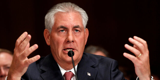 Ölkonzerne bestimmen heimlich die US-Außenpolitik! Oh wait...: Der designierte US-Außenminister Rex Tillerson hebt die Hände Ölkonzerne bestimmen heimlich die US-Außenpolitik! Oh wait...: Der designierte US-Außenminister Rex Tillerson hebt die Hände