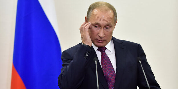 Wladimir Putin tupft sich die Schläfen Wladimir Putin tupft sich die Schläfen