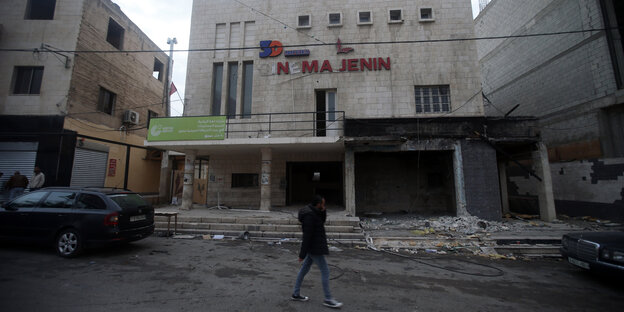 Ein Mann geht am Cinema Jenin vorbei Ein Mann geht am Cinema Jenin vorbei