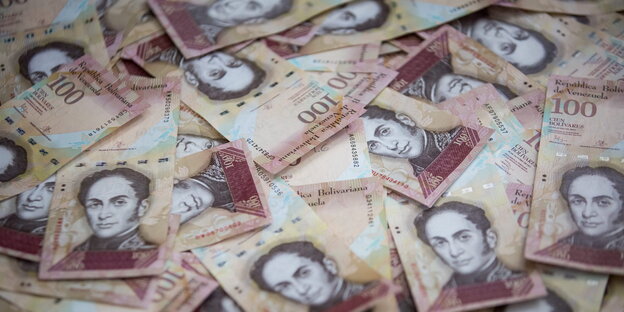 100-Bolívares-Scheine liegen übereinander 100-Bolívares-Scheine liegen übereinander