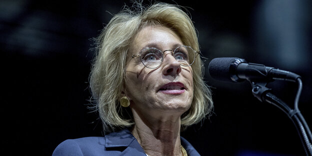 Die blonde Betsy DeVos spricht in ein Mikrofon Die blonde Betsy DeVos spricht in ein Mikrofon