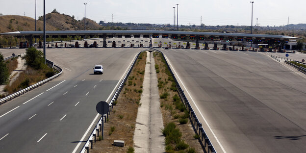 Ein einzelnes Auto auf einer leeren Autobahn Ein einzelnes Auto auf einer leeren Autobahn