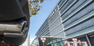 Der Auspuff eines Audis vor der Ingolstädter Firmenzentrale