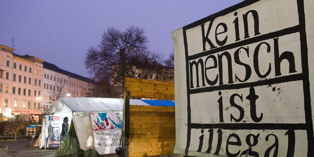 Kein Mensch ist illegal steht auf einem Schild am Rande des Flüchtlingscamps auf dem Oranienplatz Kein Mensch ist illegal steht auf einem Schild am Rande des Flüchtlingscamps auf dem Oranienplatz