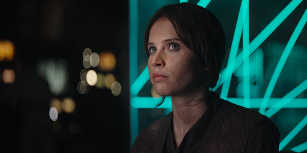 Jyn Erso in Uniform vor Hologramm-Bildschirm Jyn Erso in Uniform vor Hologramm-Bildschirm