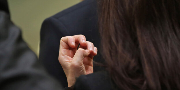 Beate Zschäpes von hinten. Man sieht nur ihre Finger Beate Zschäpes von hinten. Man sieht nur ihre Finger