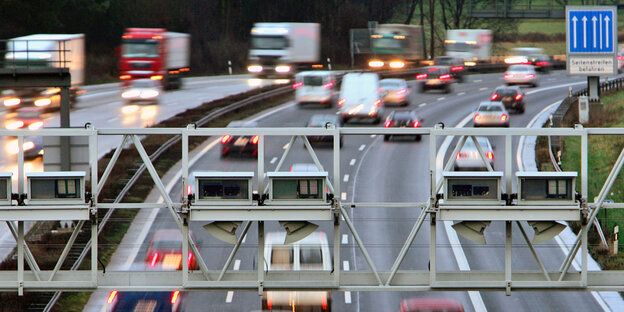 Autobahn mit Mautbrücke Autobahn mit Mautbrücke