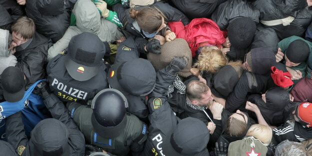 Demonstranten und Polizisten dicht gedrängt Demonstranten und Polizisten dicht gedrängt