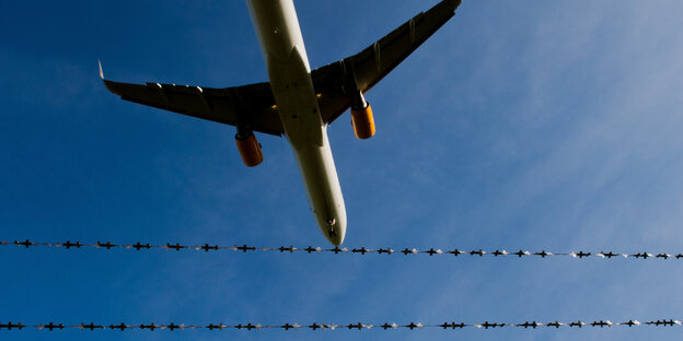 Ein Flugzeug am Himmel Ein Flugzeug am Himmel