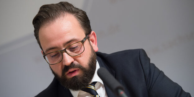 Ein Mann mit Bart und Brille. Es ist Sebastian Gemkow Ein Mann mit Bart und Brille. Es ist Sebastian Gemkow