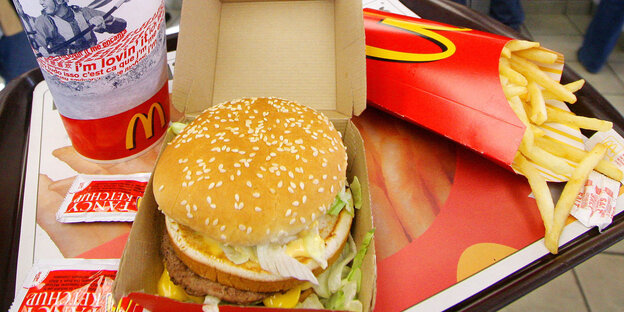 McDonalds-Essen auf einem Tablett McDonalds-Essen auf einem Tablett