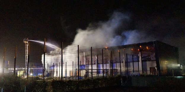 Feuerwehrleute löschen am Morgen des 25.08.2015 in Nauen einen Brand in der Turnhalle des Oberstufenzentrums Havelland Feuerwehrleute löschen am Morgen des 25.08.2015 in Nauen einen Brand in der Turnhalle des Oberstufenzentrums Havelland