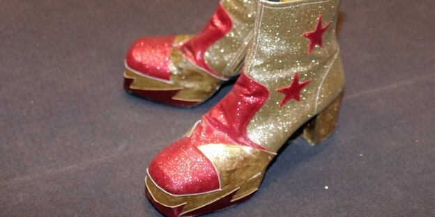 Goldene Stiefel mit hohem Hacken und rotem Muster Goldene Stiefel mit hohem Hacken und rotem Muster