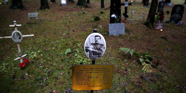 Friedhof für Opfer der Stalin 'schen Repressionen in St. Petersburg Friedhof für Opfer der Stalin 'schen Repressionen in St. Petersburg