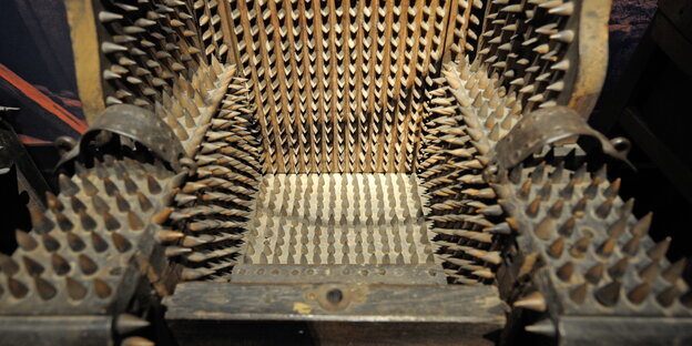 Mittelalterlicher Folterstuhl im Museum von Speyer Mittelalterlicher Folterstuhl im Museum von Speyer