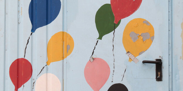 Luftballons sind auf eine Tür gemalt Luftballons sind auf eine Tür gemalt