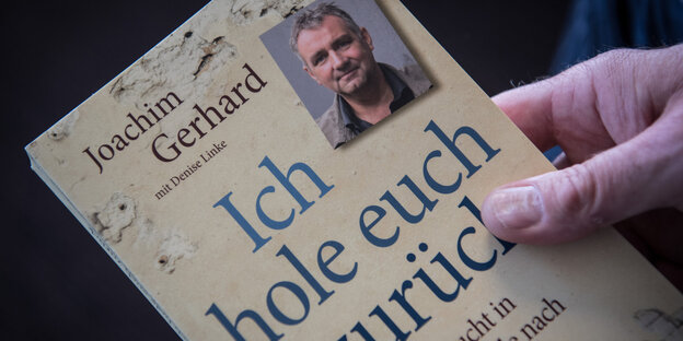 Ein Expemplar des Buches mit dem Titel "Ich hole euch zurück"