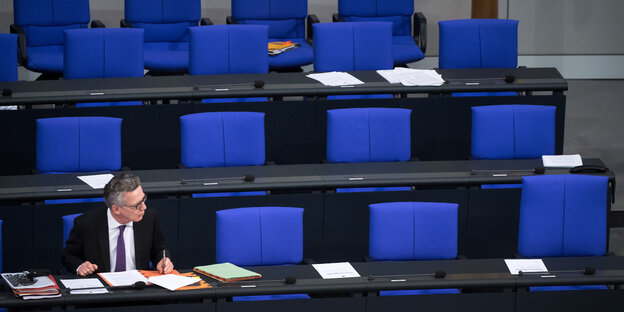 Bundesinnenminister Thomas de Maizière sitzt im Bundestag um ihn herum sind leere Sitze zu sehen Bundesinnenminister Thomas de Maizière sitzt im Bundestag um ihn herum sind leere Sitze zu sehen