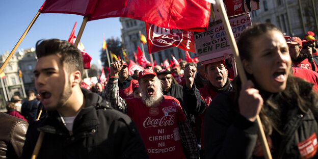 Menschen tragen Fahnen und rufen Slogans auf der Großdemonstration in MAdrid gegen die Sparpolitik der Regierung Menschen tragen Fahnen und rufen Slogans auf der Großdemonstration in MAdrid gegen die Sparpolitik der Regierung