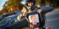 Teenager zeigt sein Trump-Shirt