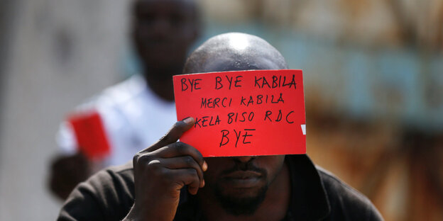 „Tschüss Kabila, danke Kabila“ steht auf diesem Protestzettel: Kinshasa, 19. Dezember „Tschüss Kabila, danke Kabila“ steht auf diesem Protestzettel: Kinshasa, 19. Dezember