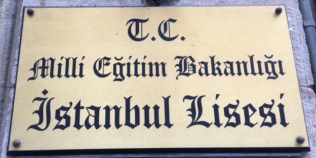 Das Schild der Istanbul Lisesi Das Schild der Istanbul Lisesi
