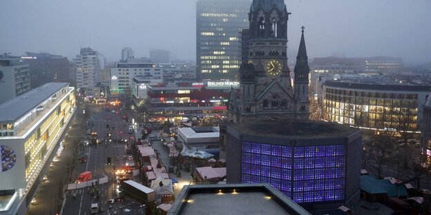 Die Straße an der Berliner Gedächtniskirche: Ein dunkler Lastwagen steht teilweise im Weihnachtsmarkt Die Straße an der Berliner Gedächtniskirche: Ein dunkler Lastwagen steht teilweise im Weihnachtsmarkt