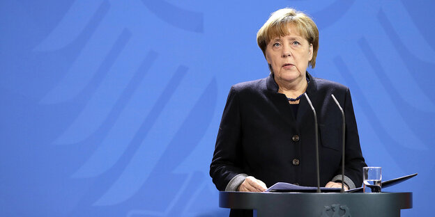 Angela Merkel vor blauem Hintergrund