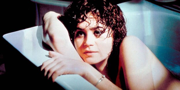 Filmszene aus Der letzte Tango in Paris: Maria Schneider liegt in der Badewann. Filmszene aus Der letzte Tango in Paris: Maria Schneider liegt in der Badewann.