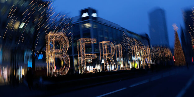 Eine Lichtinstallation, die das Wort Berlin ergibt Eine Lichtinstallation, die das Wort Berlin ergibt