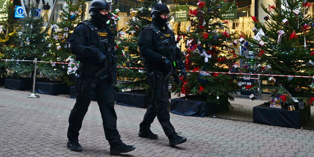 zwei Polizei patrouilliert vor Weinhnachstbäumen zwei Polizei patrouilliert vor Weinhnachstbäumen