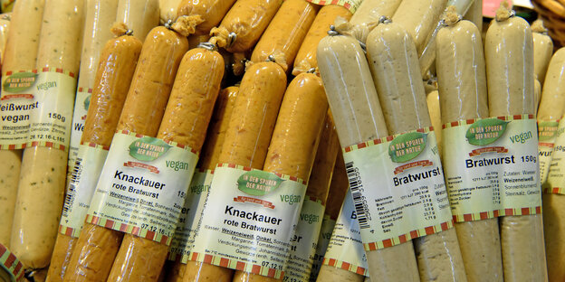 Diverse vegetarische Würste im Kühlregal Diverse vegetarische Würste im Kühlregal