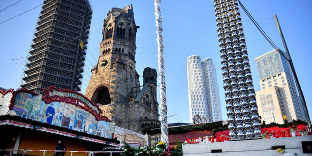 Buden des verwaisten Weihnachtsmarktes, im Hintergrund die Gedächtniskirche Buden des verwaisten Weihnachtsmarktes, im Hintergrund die Gedächtniskirche