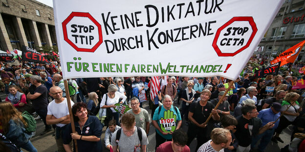 Demo gegen TTIP/Ceta in Stuttgart Demo gegen TTIP/Ceta in Stuttgart