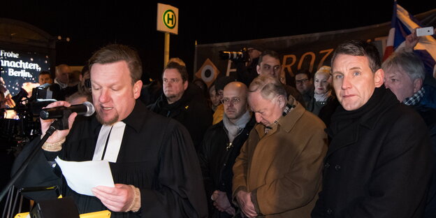 Der ehemalige evangelische Pfarrer Thomas Wawerka spricht in ein Mikrofon, daneben stehen unter anderem die AfD-Politiker Alexander Gauland und Björn Höcke Der ehemalige evangelische Pfarrer Thomas Wawerka spricht in ein Mikrofon, daneben stehen unter anderem die AfD-Politiker Alexander Gauland und Björn Höcke
