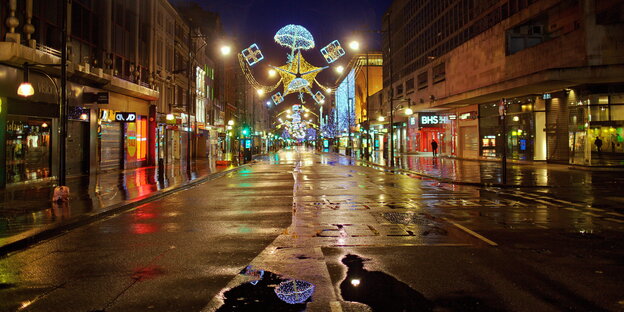 Die leere Oxford Street in London mit Weihnachtsschmuck. Die leere Oxford Street in London mit Weihnachtsschmuck.