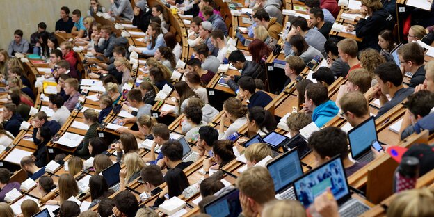 Studierende im Hörsaal