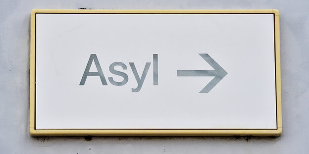 Ein Schild mit der Aufschrift „Asyl“ Ein Schild mit der Aufschrift „Asyl“