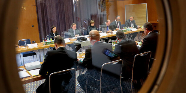 Menschen sitzen an einem Tisch Menschen sitzen an einem Tisch
