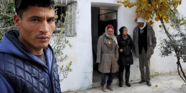 Anis Amris Familie steht vor ihren Haus in Oueslatia, Tunesien Anis Amris Familie steht vor ihren Haus in Oueslatia, Tunesien