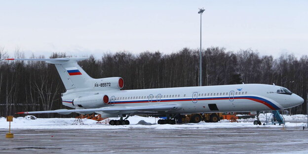 Eine Tupolew Tu-154 des russischen Verteidigungsministeriums steht auf dem Chkalovsky Militärflughafen Eine Tupolew Tu-154 des russischen Verteidigungsministeriums steht auf dem Chkalovsky Militärflughafen