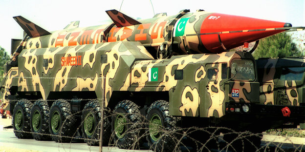 Eine in Pakistan hergestellte Shaheen II Rakete, die Atomwaffen-Köpfe transportieren kann Eine in Pakistan hergestellte Shaheen II Rakete, die Atomwaffen-Köpfe transportieren kann