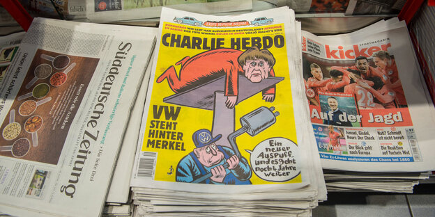 Die erste Ausgabe der Charlie Hebdo mit Merkel auf dem Titel am Zeitungsstand. Die erste Ausgabe der Charlie Hebdo mit Merkel auf dem Titel am Zeitungsstand.