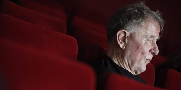 Claus Peymann sitzt in den roten Stuhlreihen des Wiener Akademietheaters Claus Peymann sitzt in den roten Stuhlreihen des Wiener Akademietheaters