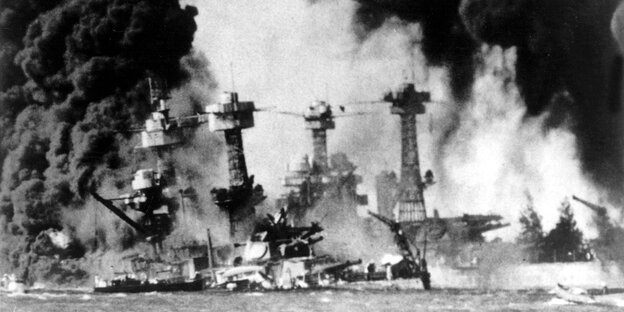 Schwarz-Weiß-Aufnahme vom Luftangriff auf Pearl Harbor Schwarz-Weiß-Aufnahme vom Luftangriff auf Pearl Harbor