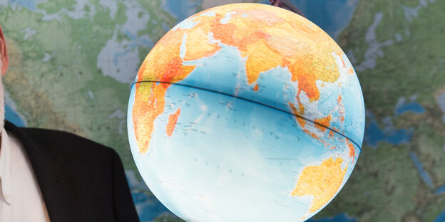 Ein Globus zeigt den indischen Ozean und die angrenzenden Kontinente Ein Globus zeigt den indischen Ozean und die angrenzenden Kontinente