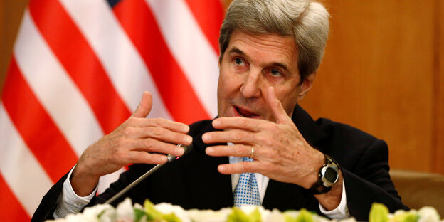 John Kerry gestikuliert mit Händen vor dem Körper John Kerry gestikuliert mit Händen vor dem Körper