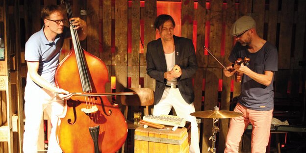 die drei Mitglieder der Band Festland mit Kontrabss und anderen Instrumenten die drei Mitglieder der Band Festland mit Kontrabss und anderen Instrumenten