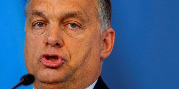 Viktor Orban hinter einem Mikrofon Viktor Orban hinter einem Mikrofon